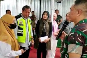 Direktur Puspita Cipta Grup, H Rokhmat Ardiyan beserta istri, Hj Dian Marina Puspita saat memberikan bantuan kepada penderita jantung bocor.